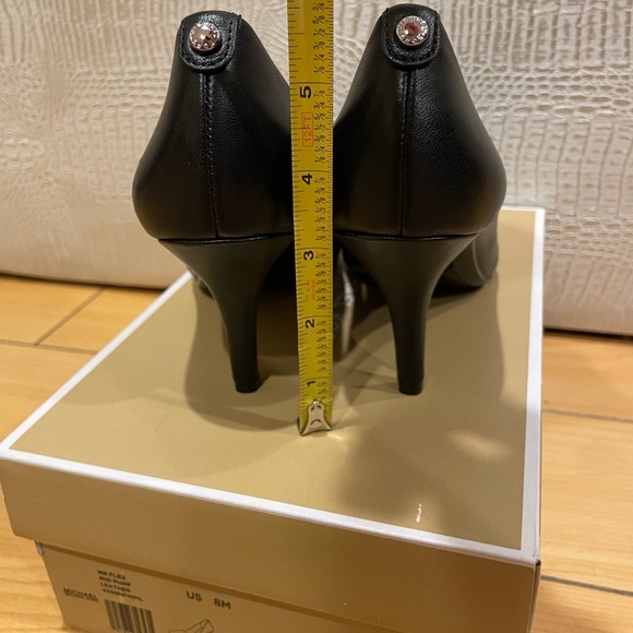 Micheal Kors size 8 black heels - new in box 👠🎁 - Picture 5 of 6